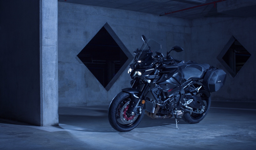 Мотоцикл Yamaha MT-10 в гараже 