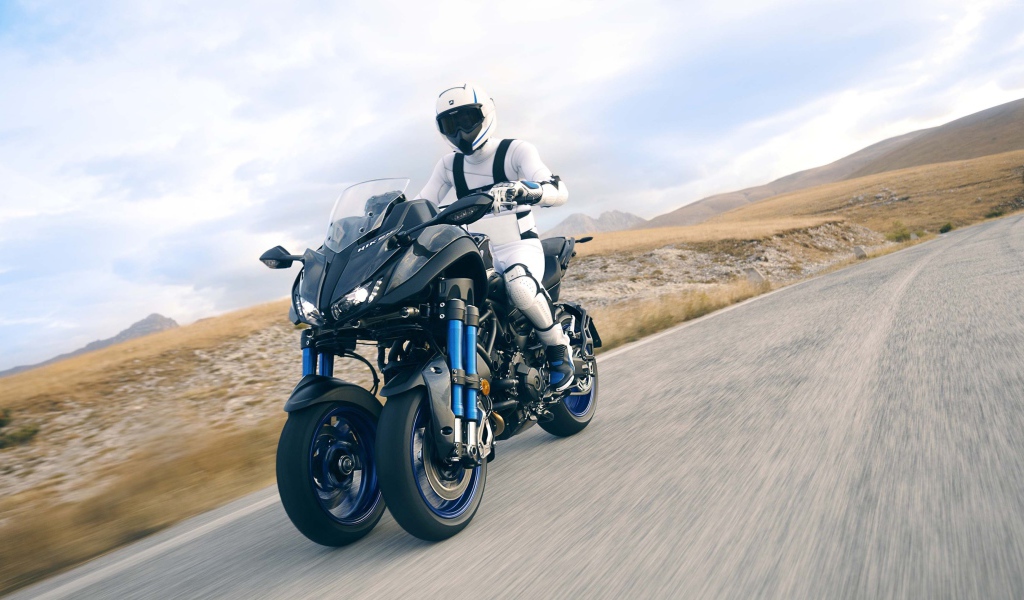 Мотоциклист на мотоцикле Yamaha Niken, 2018