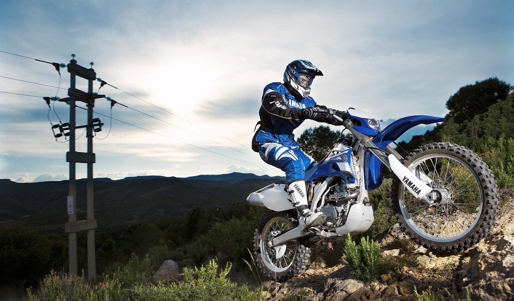 Мотоциклист на мотоцикле Yamaha  WR450F на мотокроссе