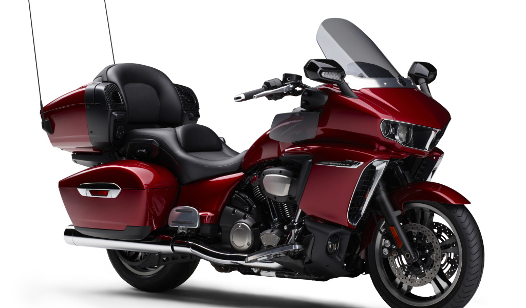 Красный мотоцикл Yamaha Star Venture 2018 на белом фоне