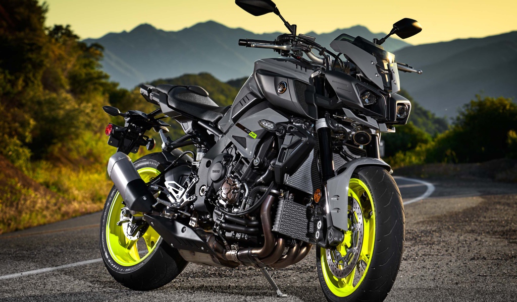 Спортивный мотоцикл  Yamaha FZ-10 на трассе 