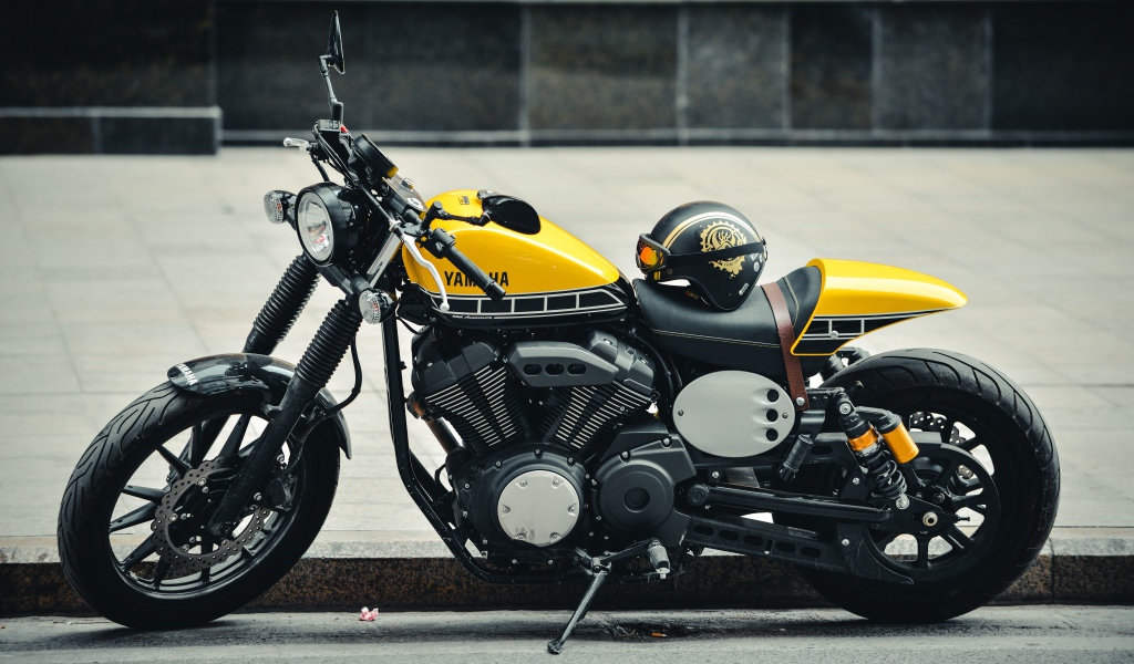 Мотоцикл Yamaha со шлемом на сиденье 