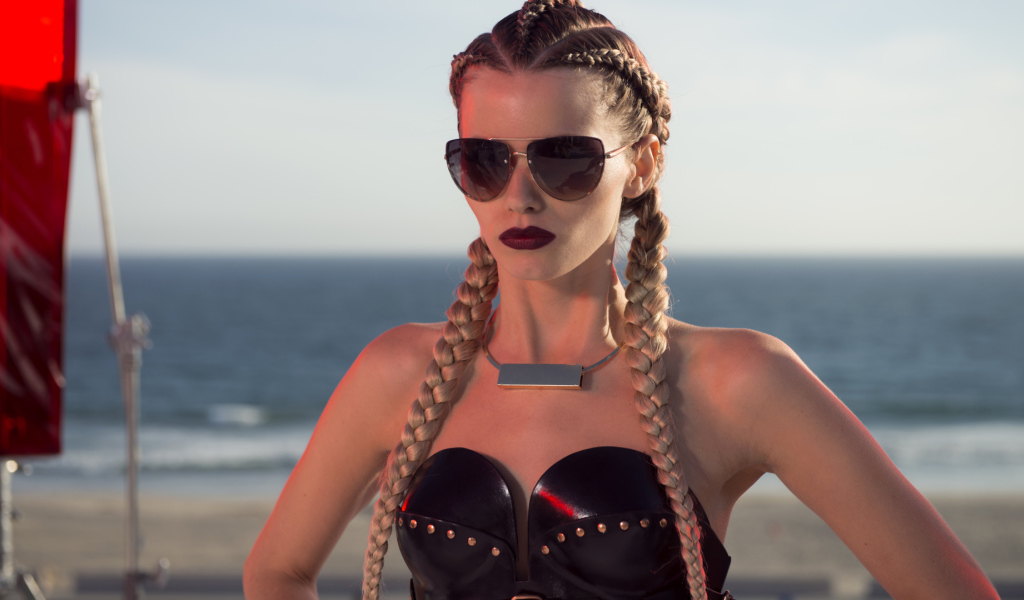 Модель Сара персонаж фильма Неоновый демон 