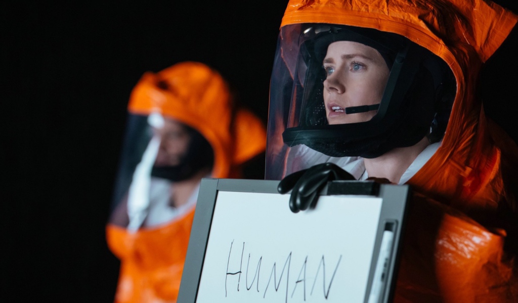 Главные герои в скафандрах фильм Прибытие 