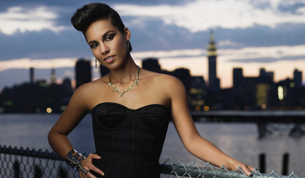 Американская певица Алиша Киз у моста 