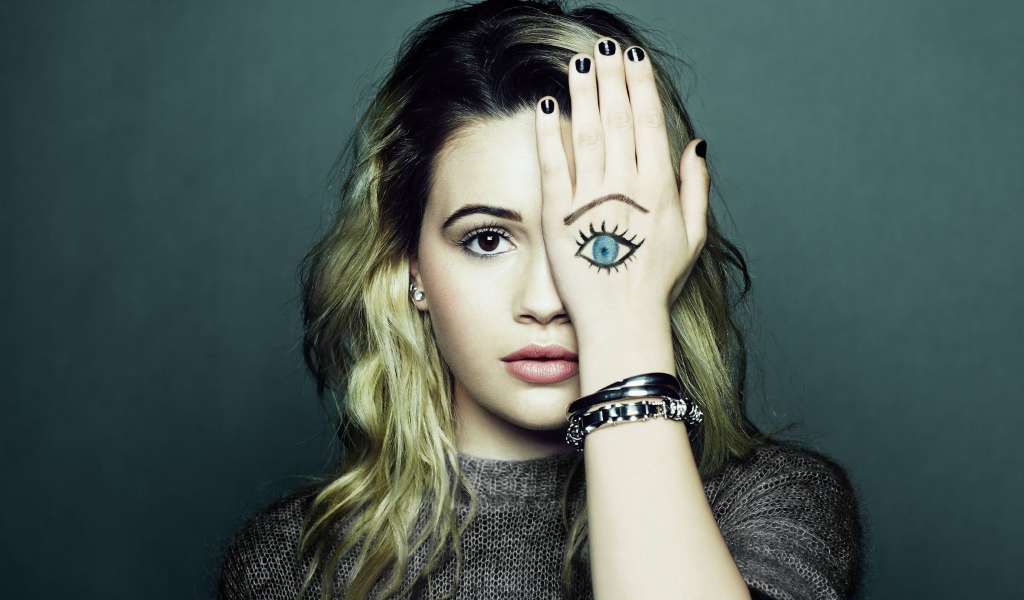 Американская певица Беа Миллер с рисунком на руке