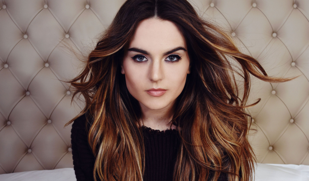 Американская певица Джоджо с длинными волосами