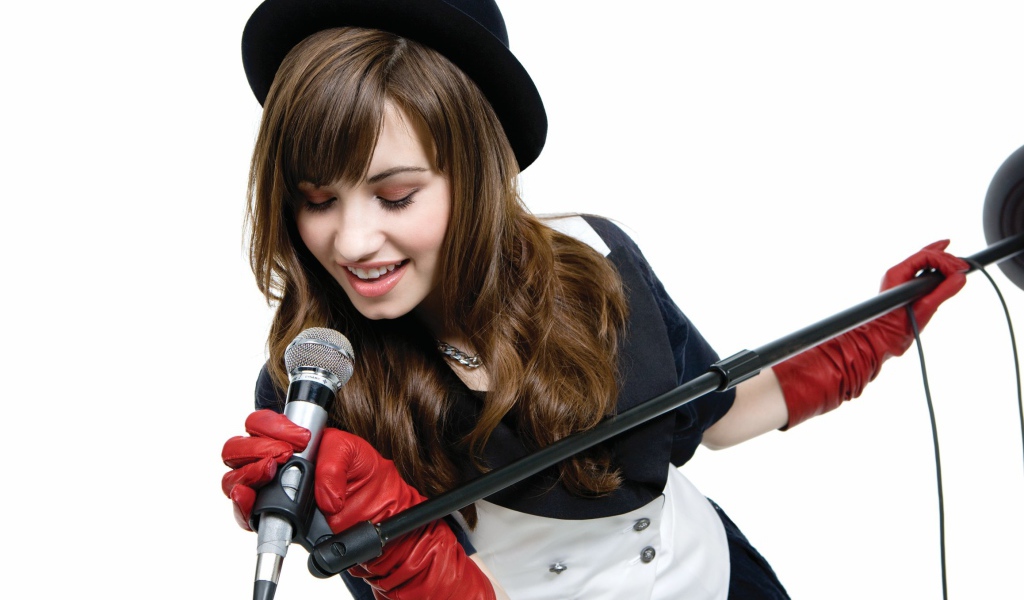 Американская певица и актриса Деми Ловато с микрофоном 