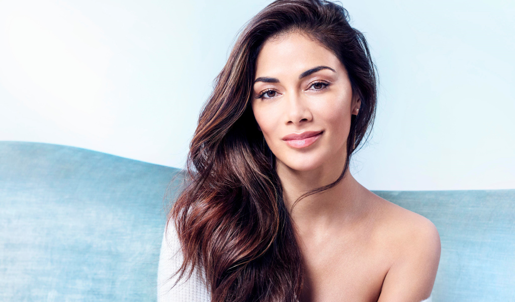 Американская певица брюнетка Николь Шерзингер