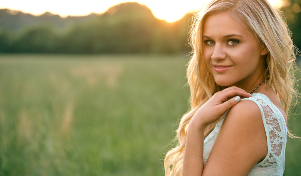 Красивая блондинка певица  Келси Баллерини 