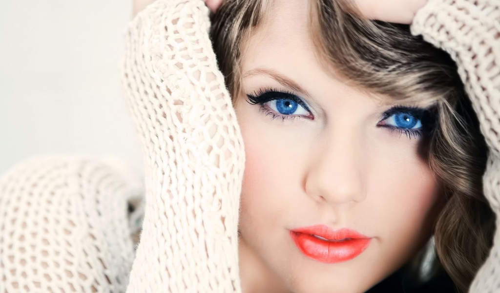Красивая голубоглазая девушка певица Тейлор Свифт
