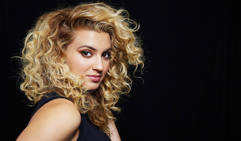 Красивая девушка американская певица Тори Келли