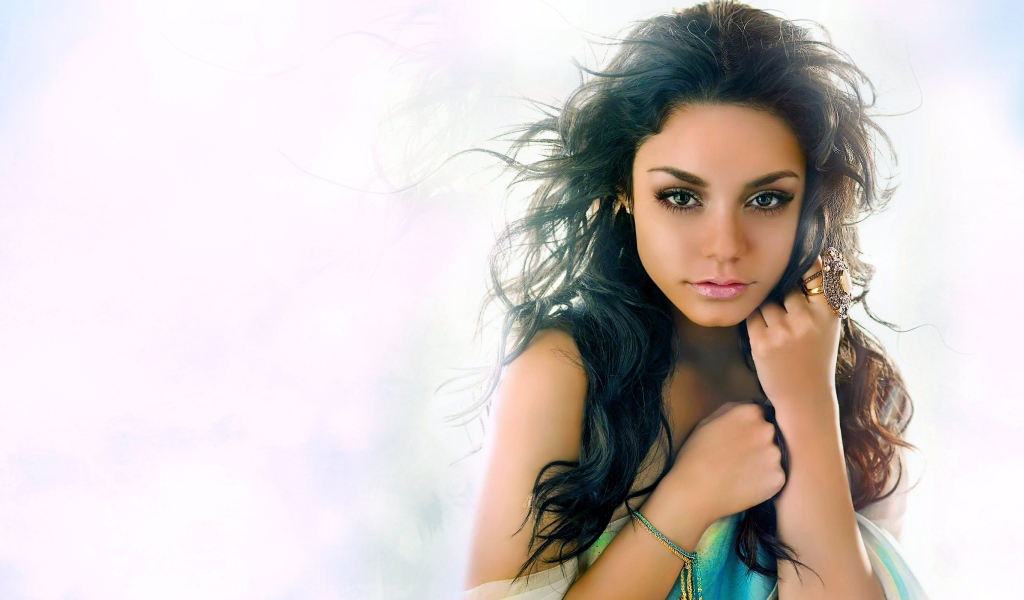 Красивая девушка певица Ванесса Хадженс 