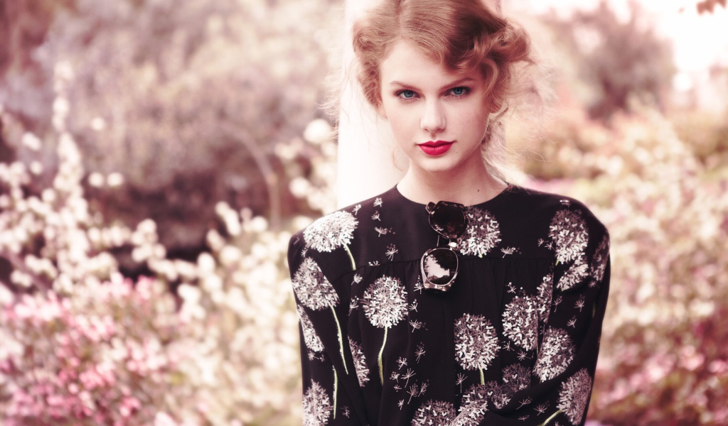 Красивая рыжеволосая певица Тейлор Свифт 