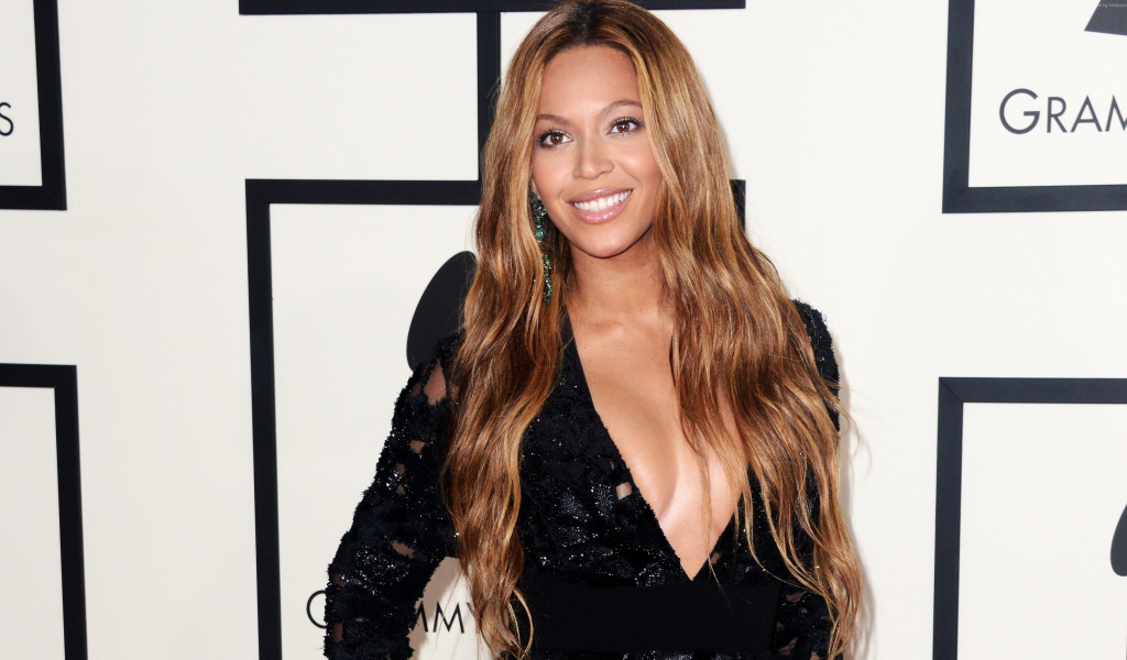 Красивая улыбающаяся певица Бейонсе в черном платье