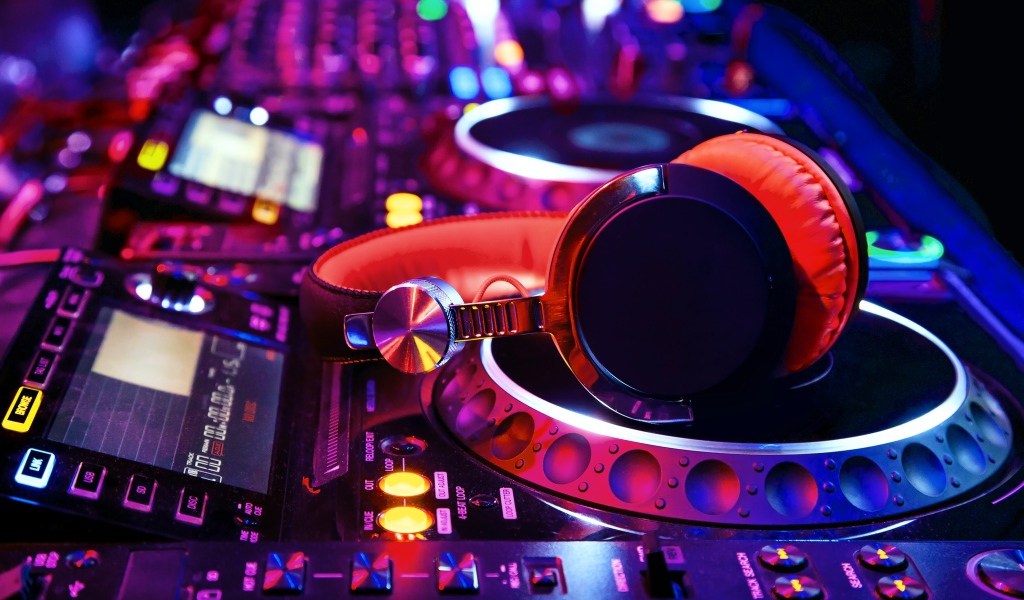 Диджейский пульт и красные наушники 