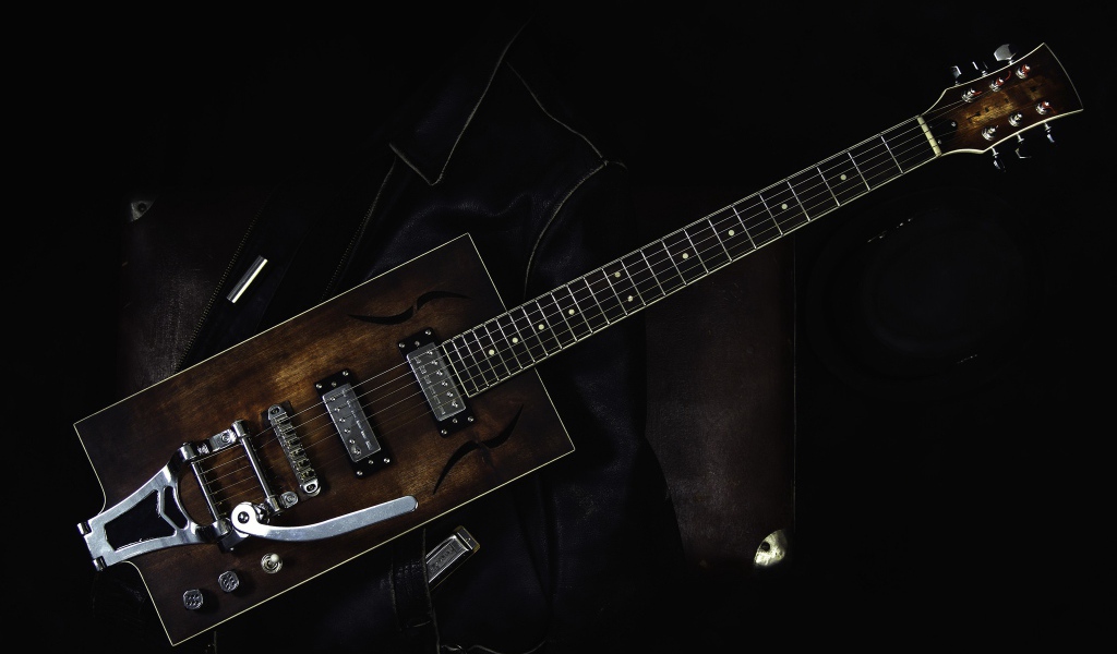 Гитара с черной кожаной курткой