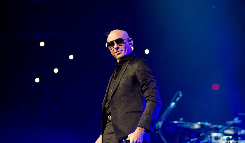 Популярный певец  Питбуль на сцене в черных очках