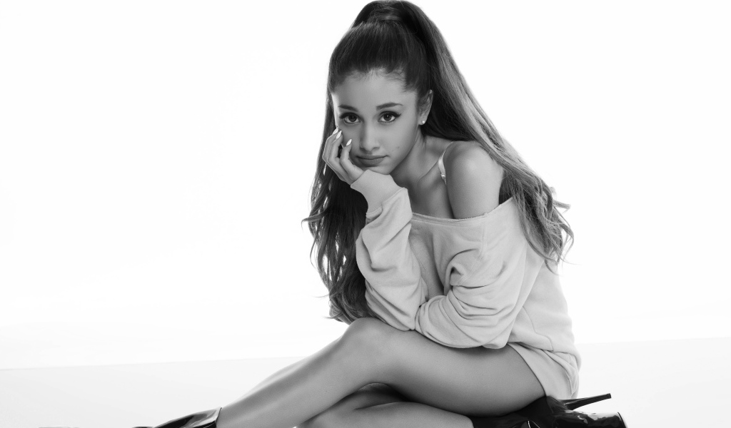 Певица Ариана Гранде  черно белое фото 