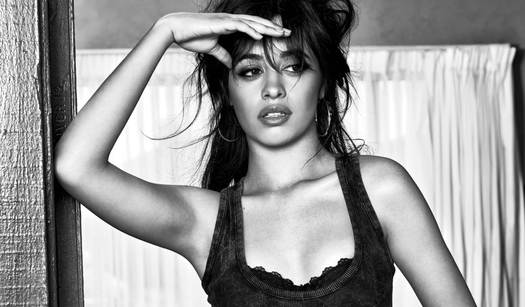 Певица Камила Кабелло черно-белое фото