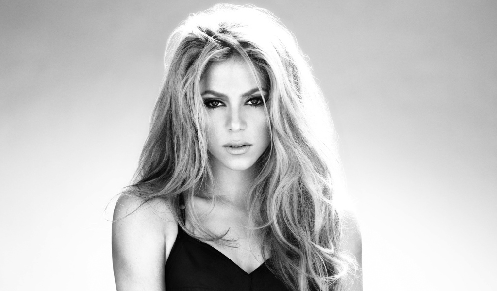 Певица Шакира черно - белое фото