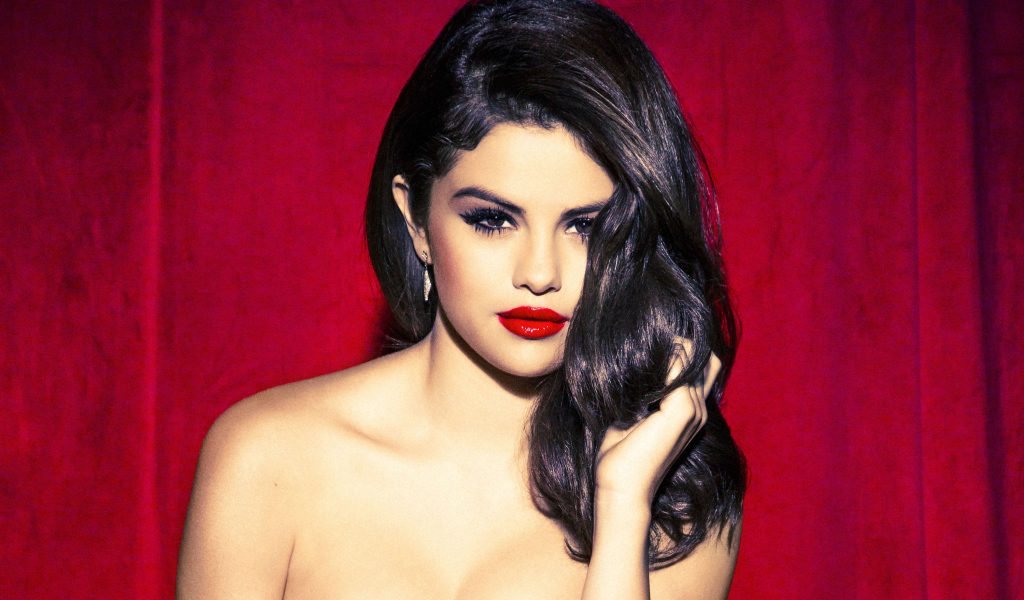 Эффектная девушка певица Селена Гомес