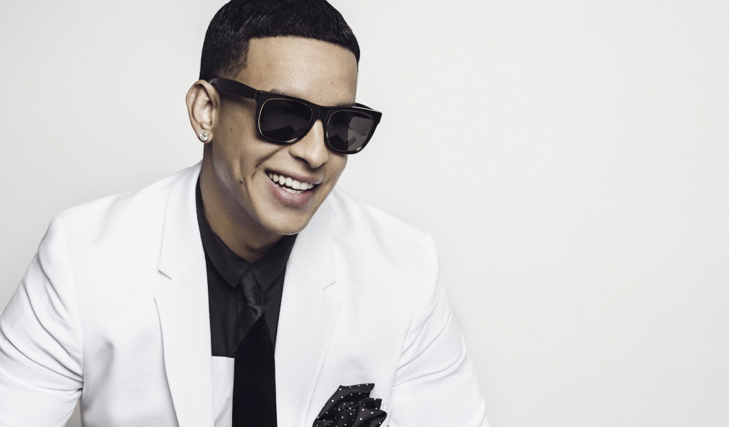 Стильный певец  Дэдди Янки в черных очках