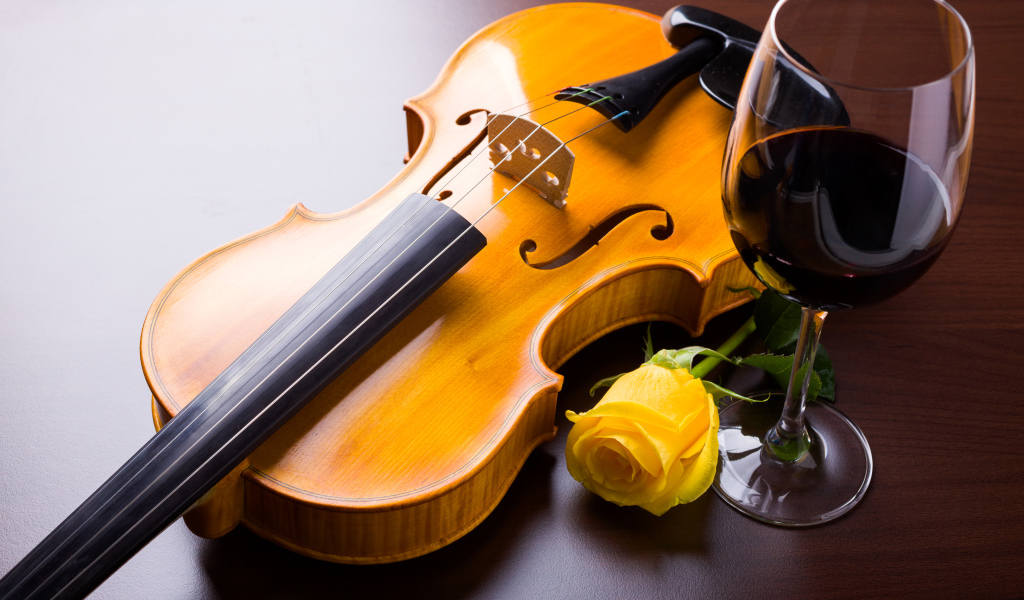 Скрипка с желтой розой и бокалом красного вина