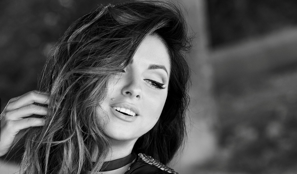 Молодая российская певица Нюша черное белое фото 