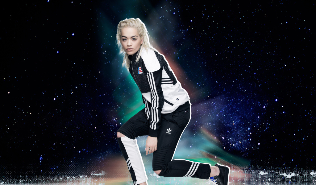 Молодая  блондинка певица Рита Ора в спортивном костюме