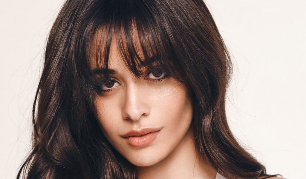 Молодая певица Камила Кабелло фото на белом фоне