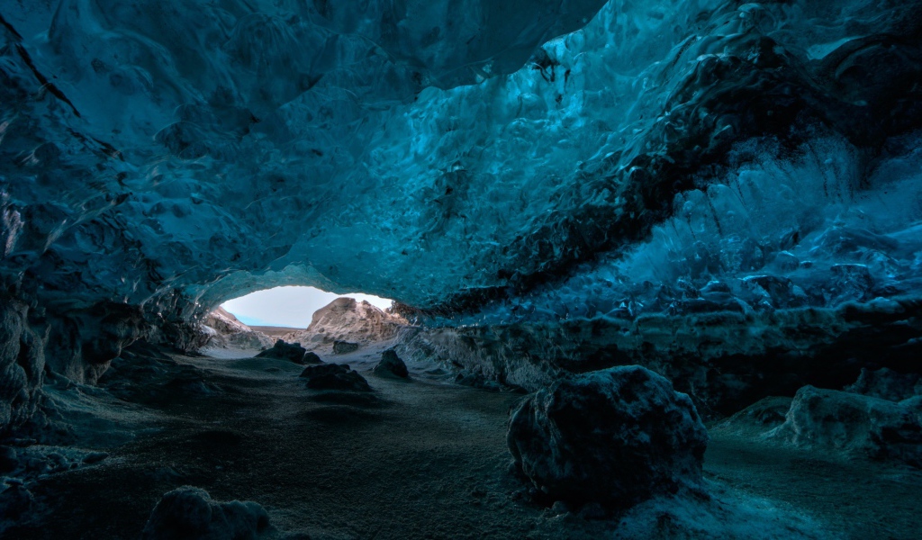 Удивительные ледяные пещеры 