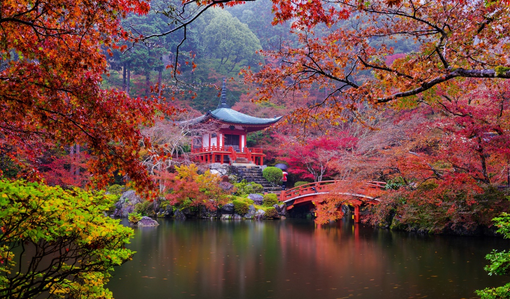 Осенний японский пейзаж у пруда