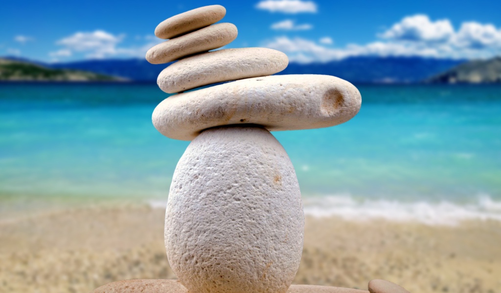 Балансирующие камни дзен на фоне океана