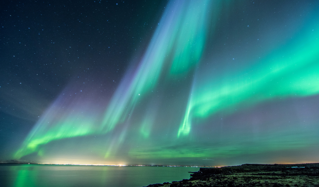 Красивое полярное сияние в ночном небе, Исландия