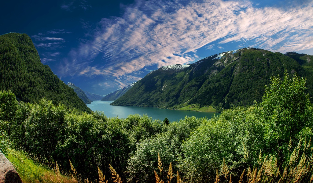 Красивый горный пейзаж под красивым небом