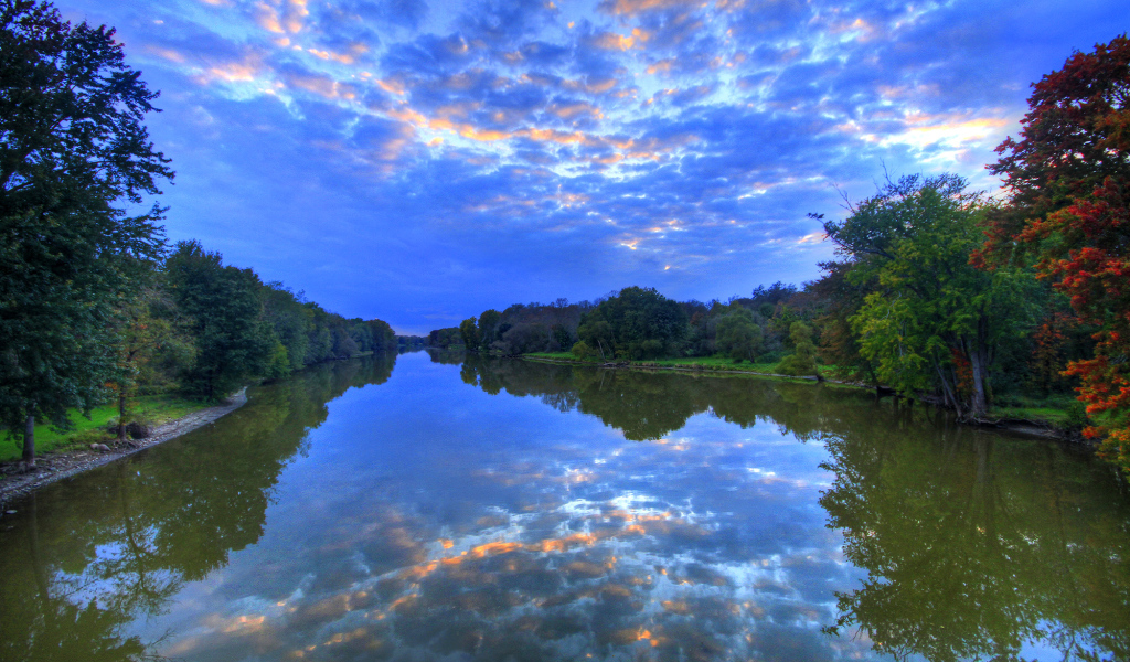 Красивое необычное небо отражается в реке