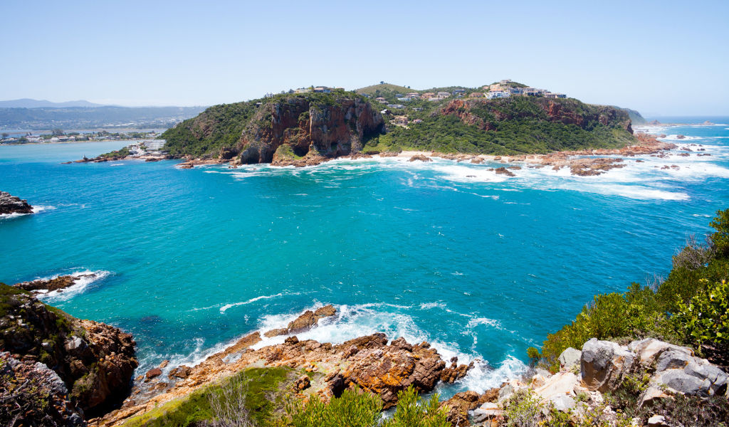 Голубая вода и каменные скалы в заливе на побережье Африки