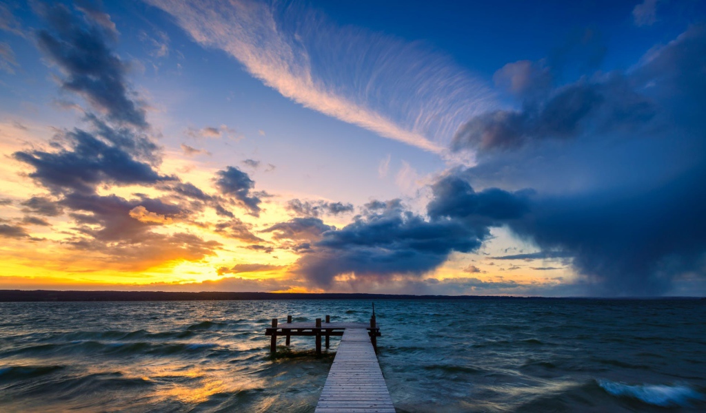 Мост в океане на закате солнца 
