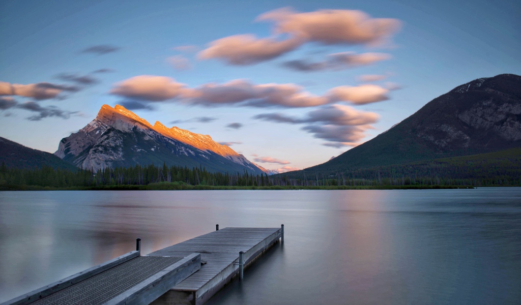 Мост на озере на фоне гор