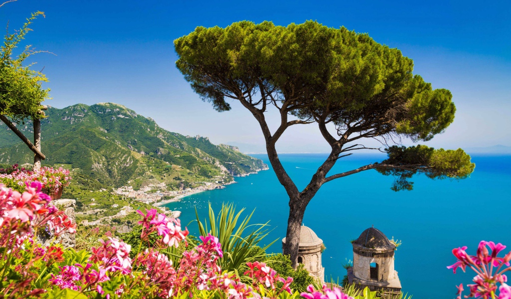 Береговая линия города Амальфи на фоне голубого океана, Италия