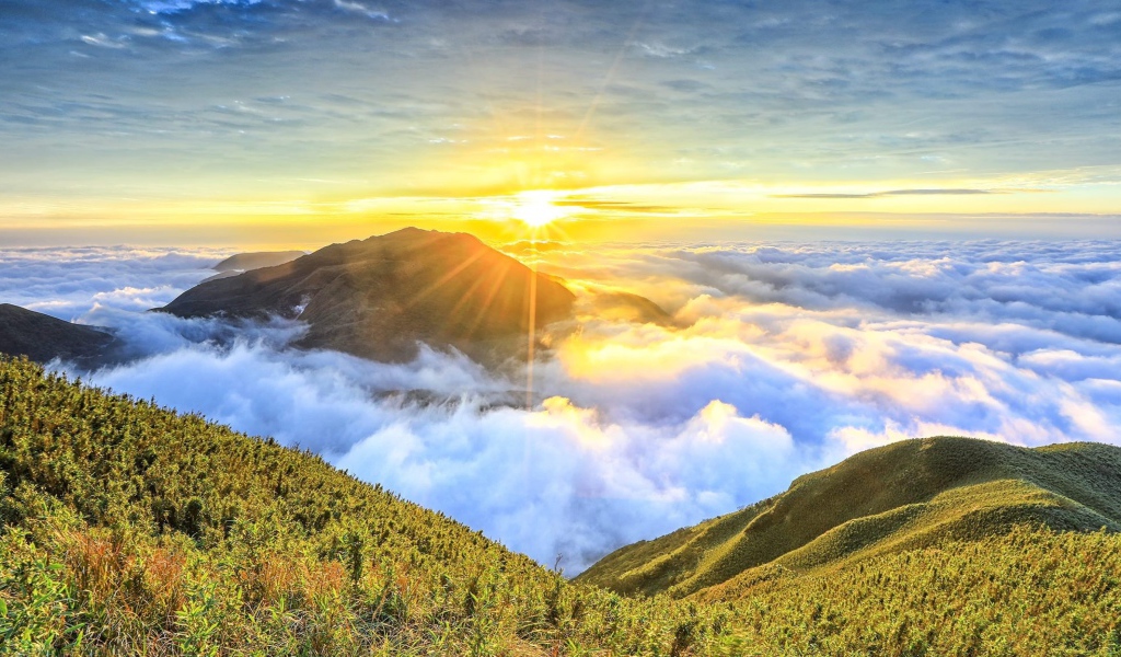 Рассвет солнца над белыми облаками 