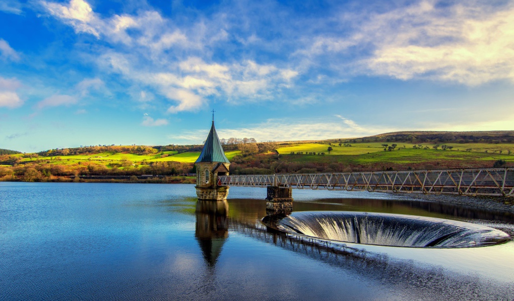 Железный мост над озером под живописным голубым небом 
