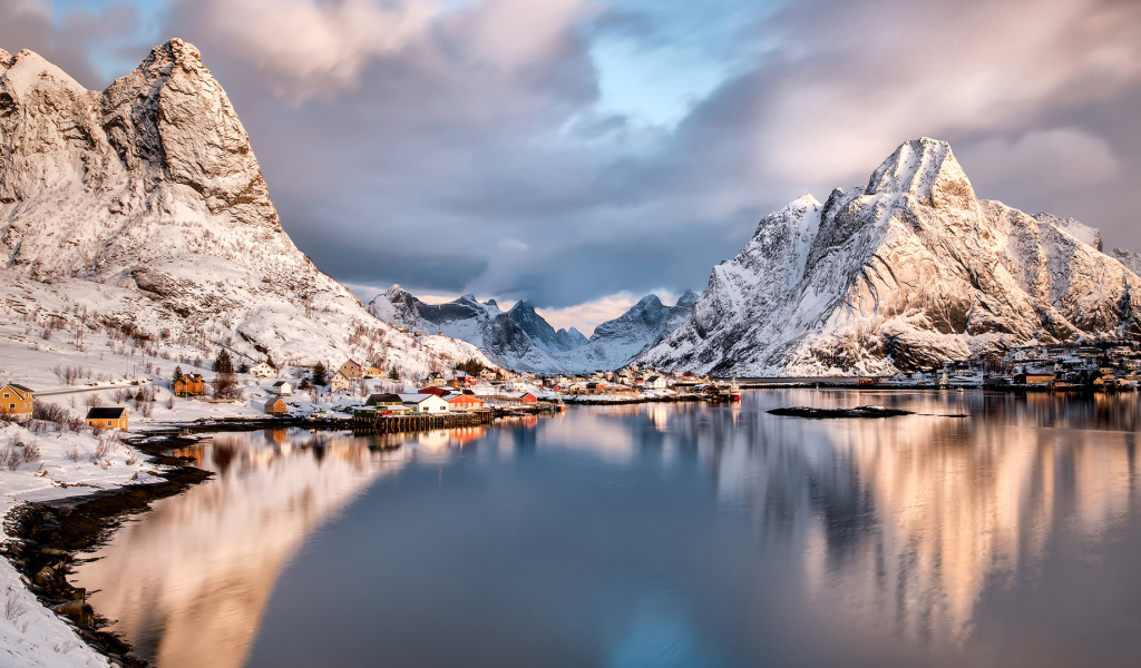 Озеро у заснеженных гор, Лофотенские острова. Норвегия 