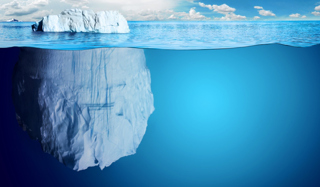 Большой белый ледник в воде океана