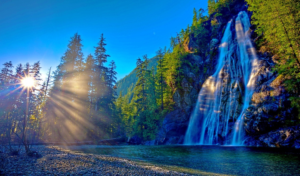 Горный водопад в лучах солнца 