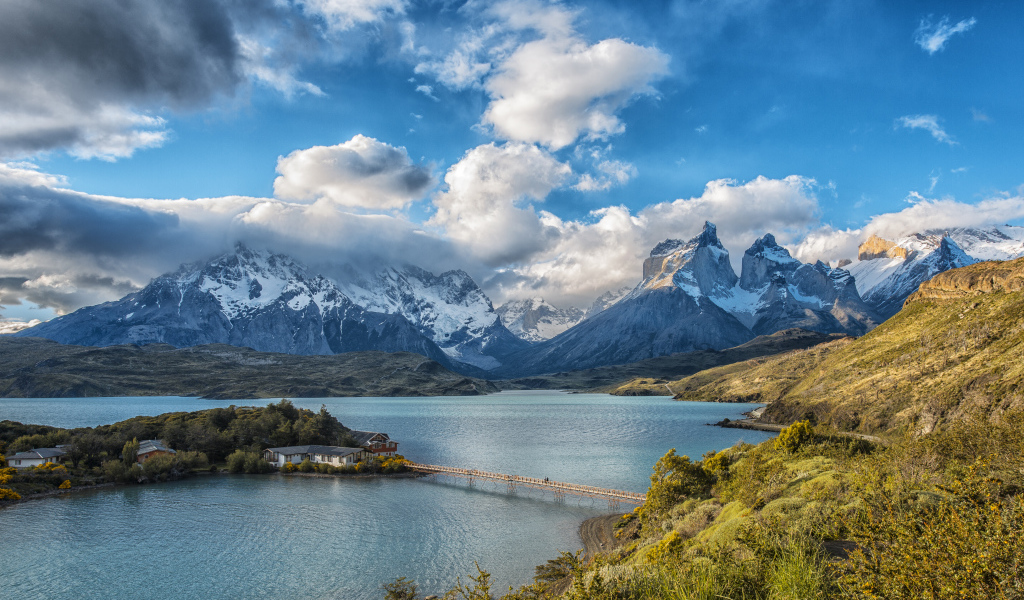 Горы под красивыми белыми облаками у озера в национальном парке Торрес-дель-Пайне, Чили