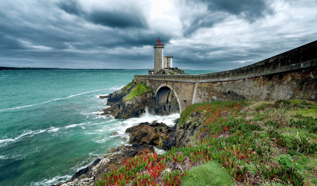 Старый маяк на берегу моря 