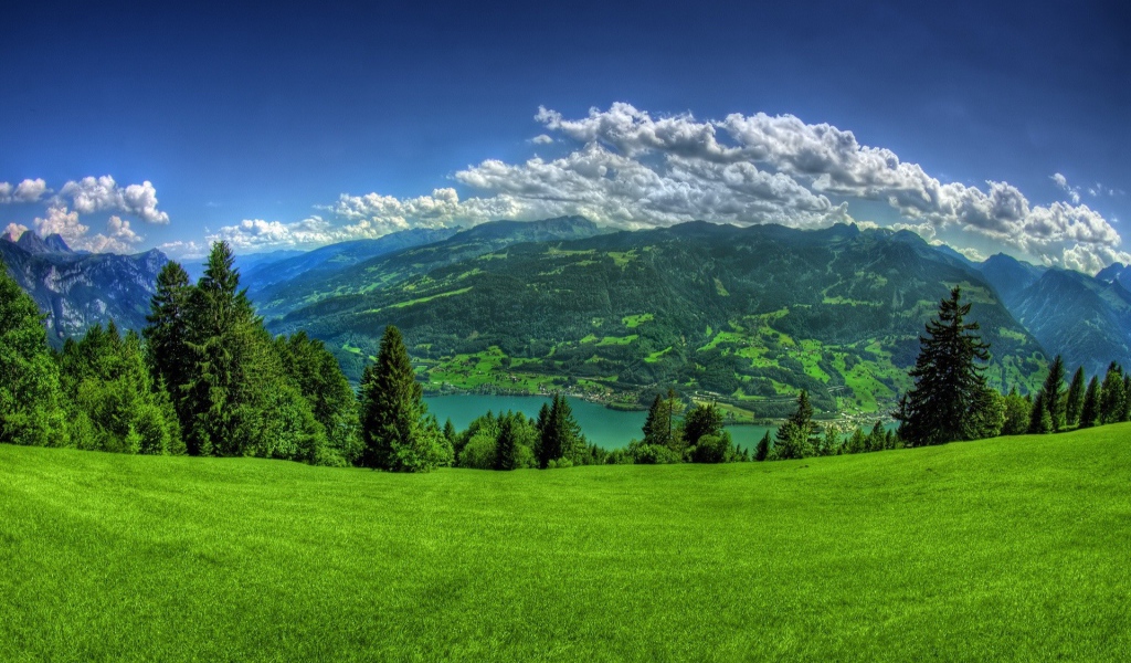 Живописные  покрытые зеленью горы под красивым небом 