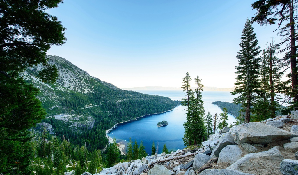 Живописная горная природа у голубого озера 